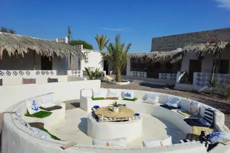 نمايي از هتل ساحلي در قشم در يک روز تابستاني