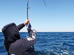 ماهیگیری با قلاب در قشم در آب های زلال خلیج فارس