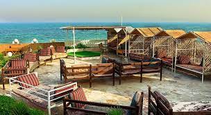 فضای رستوران ساحلی با موسیقی زنده در قشم