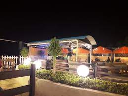 چیدمان ساحلی رستوران دریا کنار