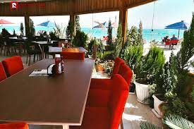 کافه ساحلی با منظره خلیج فارس