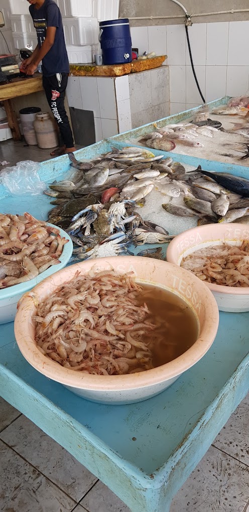 فروش میگو تازه توسط فروشندگان ساحلی در قشم