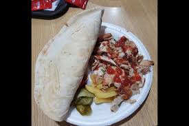 فستفود شاورما مرغ با سس گوجهفرنگی