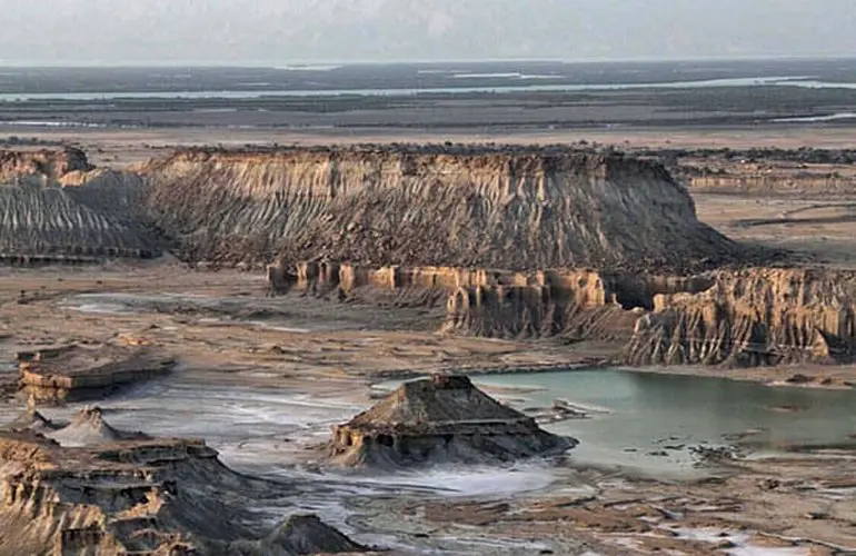 ویژگی های طبیعی بام قشم