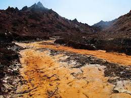 نماي نزديک از خاک های طلایی رودخانه طلا