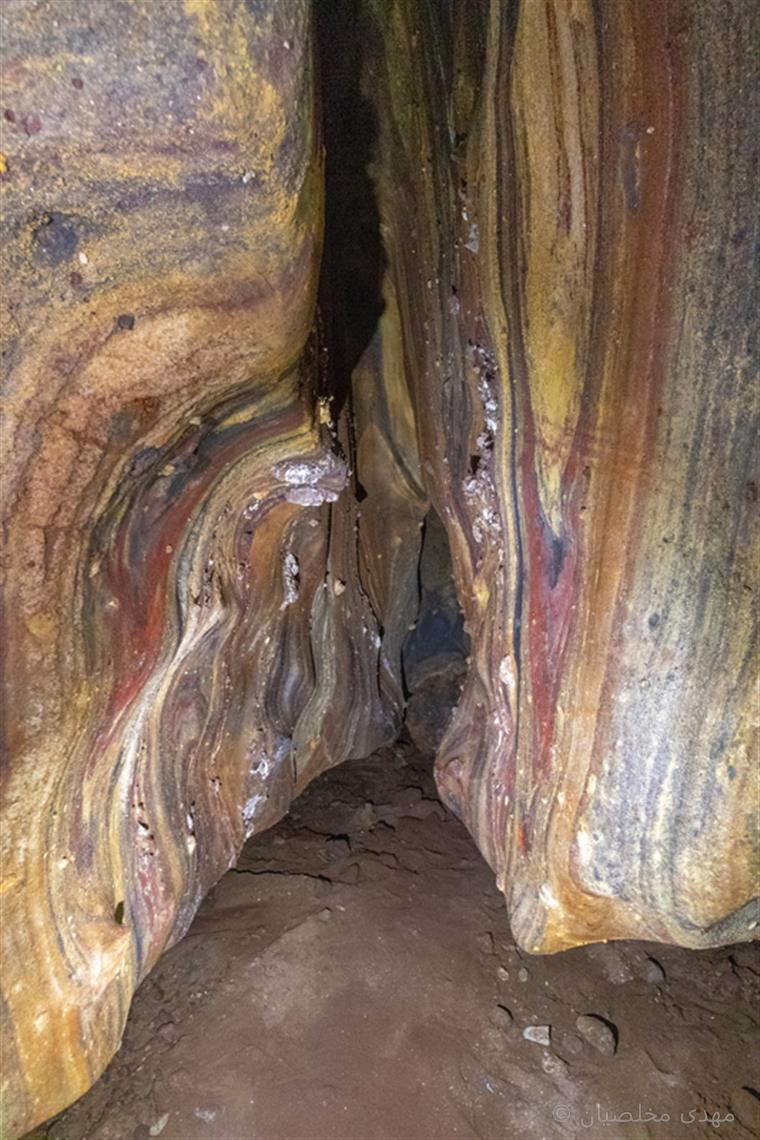 دیواره های چند رنگ داخل غار رنگین کمان
