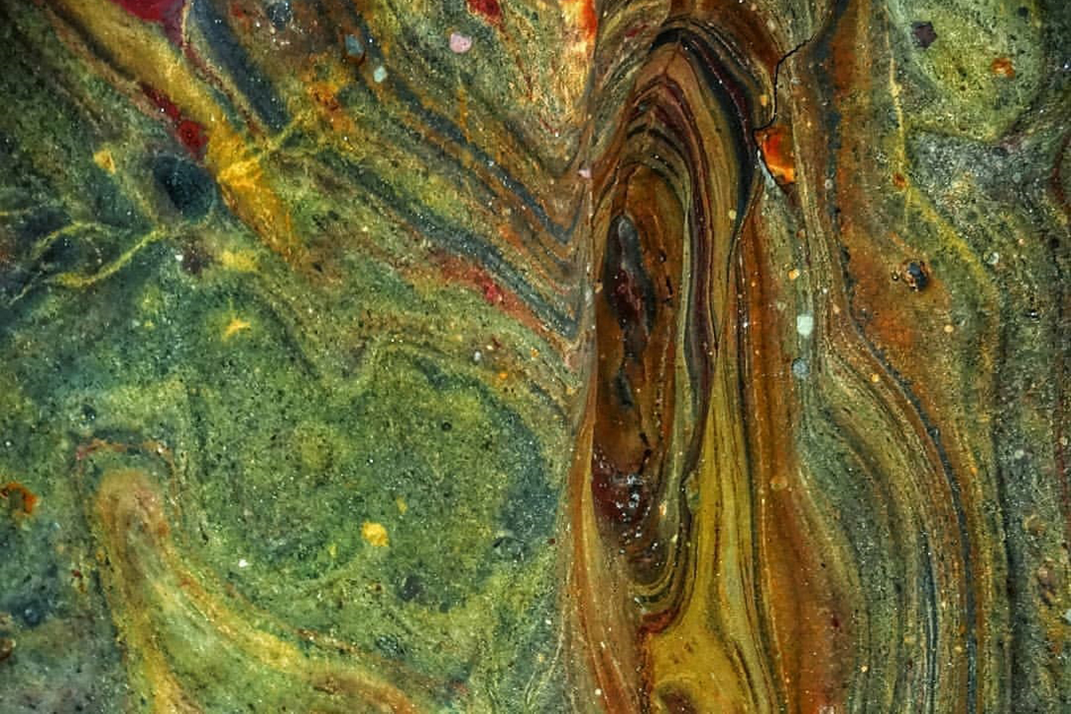 نمای ورودی غار رنگین کمان در جزیره هرمز