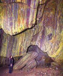 گردشگران در حال بازدید از غار رنگین کمان هرمز