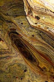 مسیر پیاده روی به سمت غار رنگین کمان هرمز