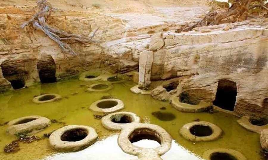 نمایی کلی از چاه های تلا لافت در قشم