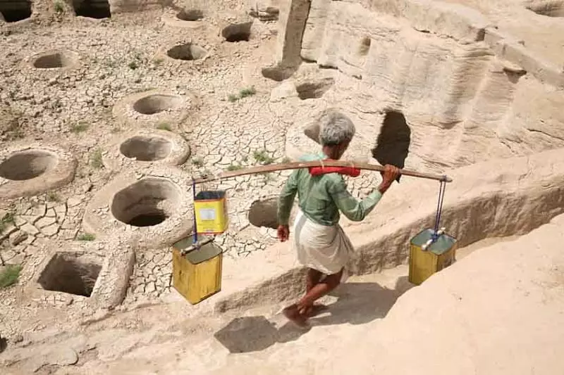 منظره چاه های تلا و نخلستان های اطراف