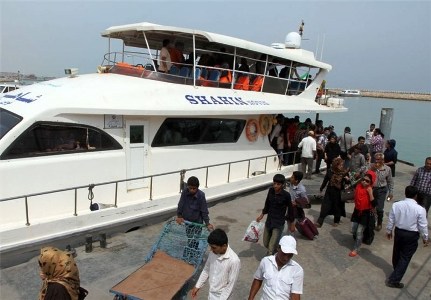 ورود مسافران به قشم از طریق اسکله شهید ذاکری