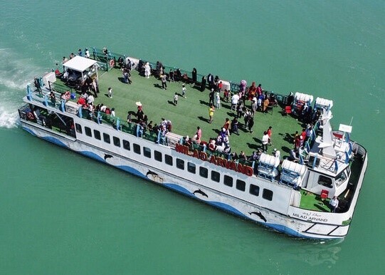 غروب آفتاب و کشتی های مسافری در جزیره قشم