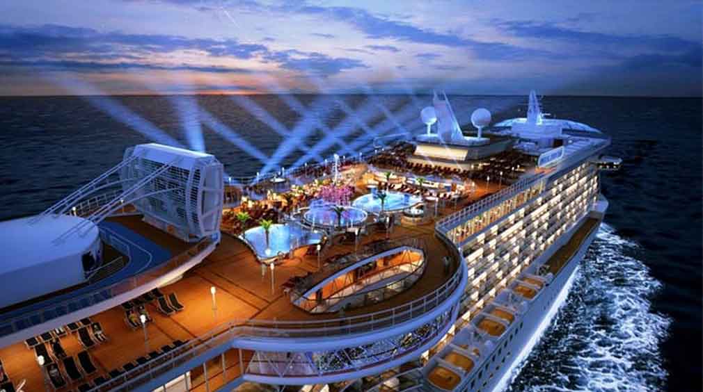 اسکله مسافری و حرکت قایق ها به سمت قشم