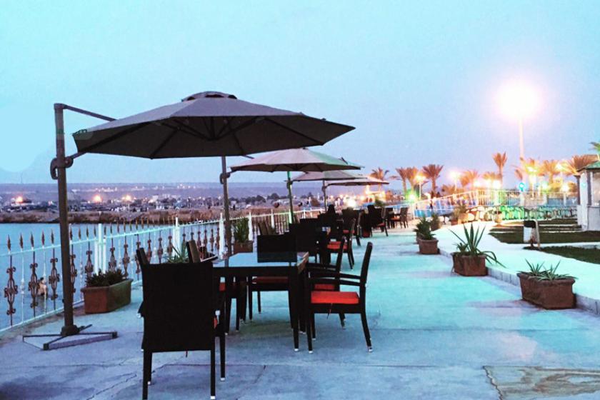 رستوران دریایی ساحلی در قشم