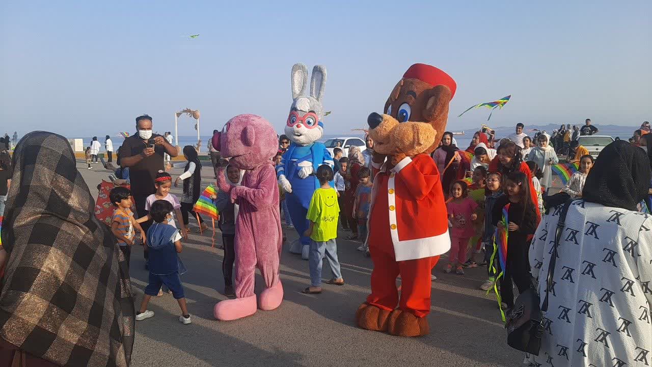 جشن بادبادک ها در قشم در آسمان آبي جزيره