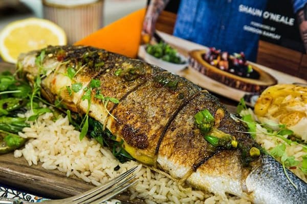 مواد اولیه ماهی شکم پر با ماهی تازه و سبزی معطر