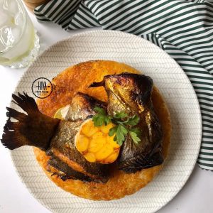 روش تهیه ماهی شکم پر با سبزیجات و ادویه محلی