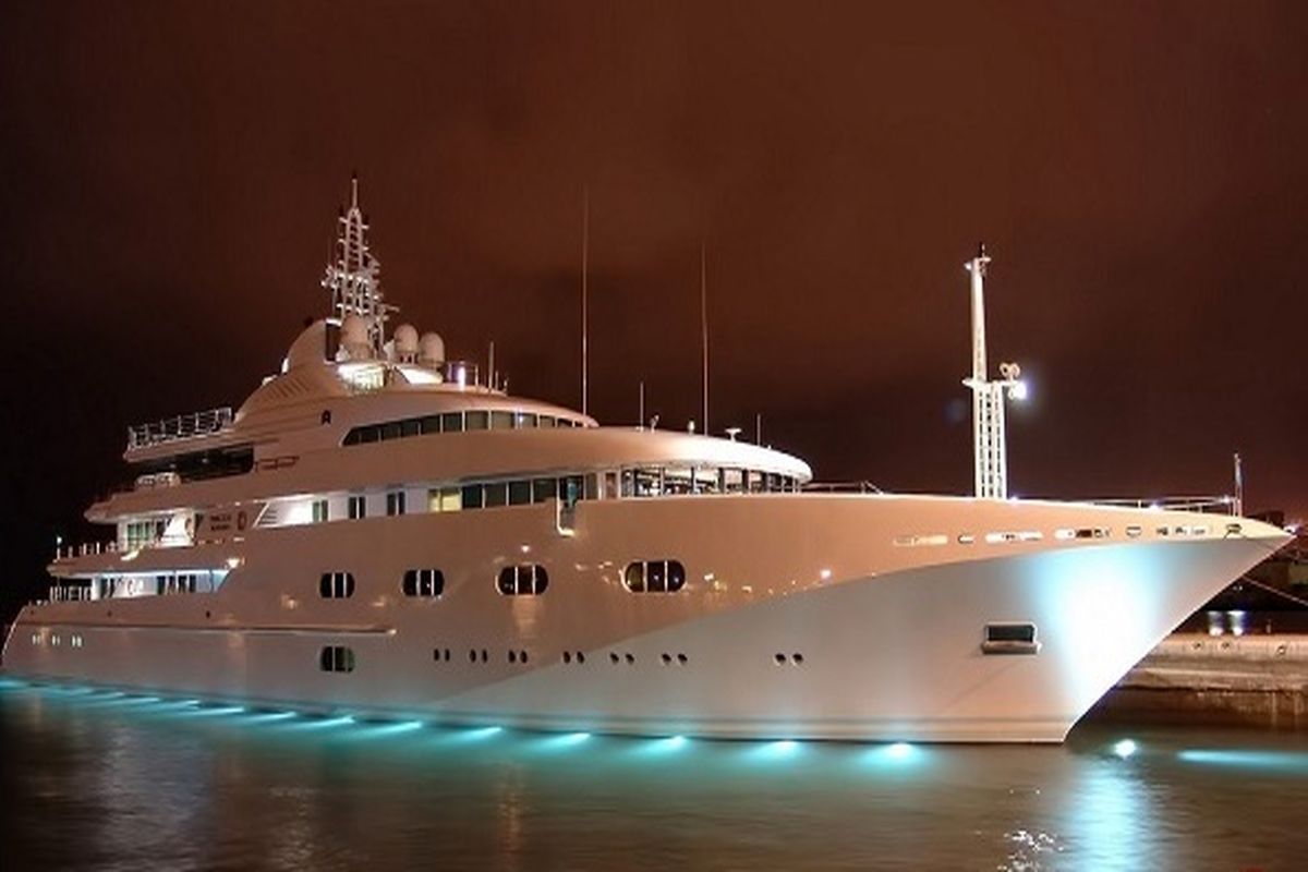 کشتی تفریحی در حال حرکت در خلیج فارس در قشم