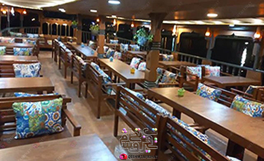 عرشه کشتی تفریحی قشم با نورپردازی و صندلی های راحت