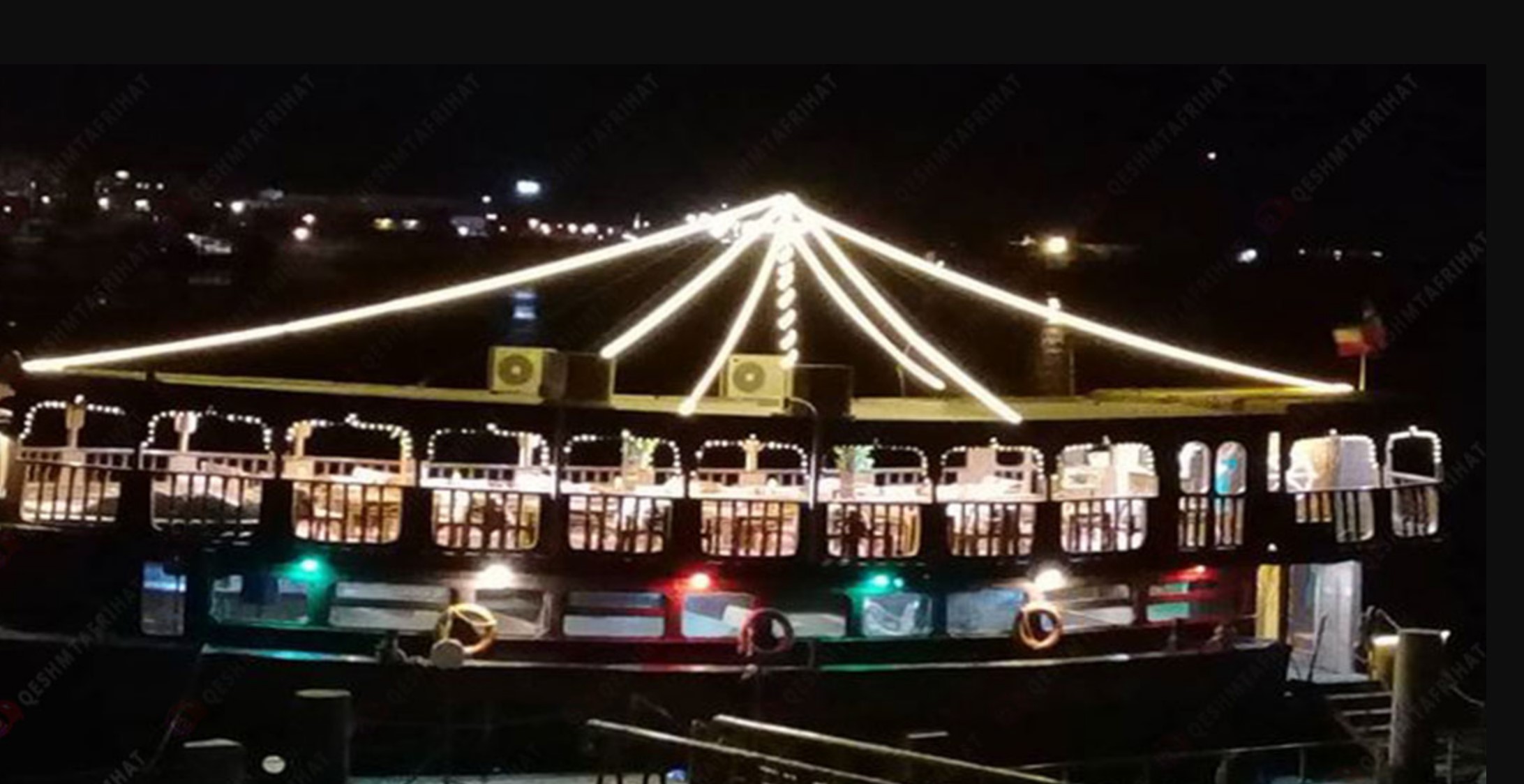 سالن داخلی کشتی تفریحی قشم با موسیقی زنده