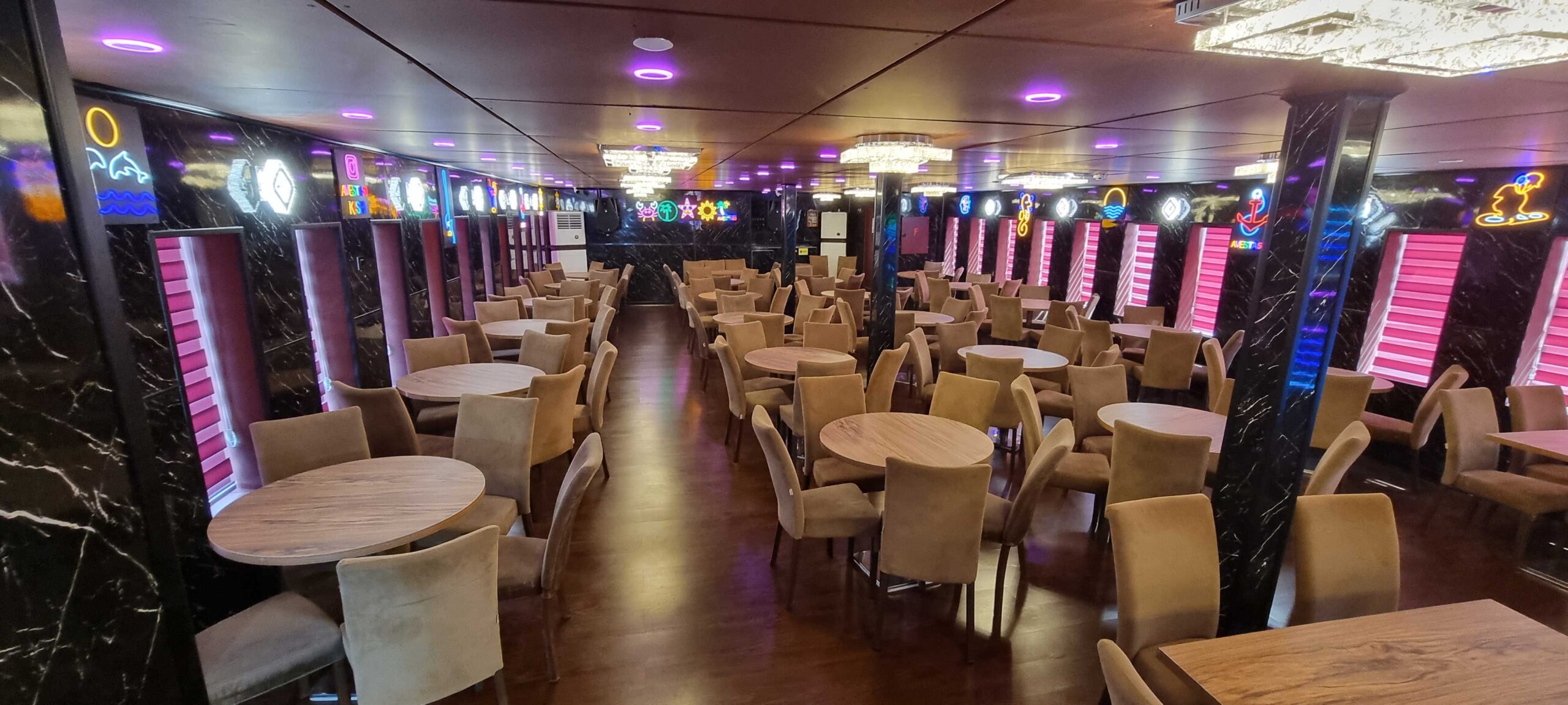 نمای شبانه از کشتی تفریحی در حال حرکت در خلیج فارس