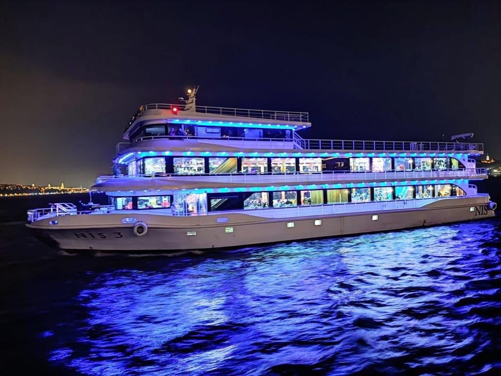 نمای داخلی کشتی رویایی با نورپردازی و صندلی های مرتب