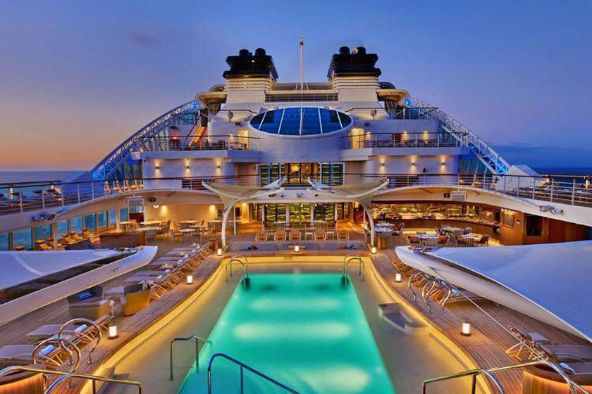 فضای داخلی کشتی تفریحی با نورپردازی و مسافران