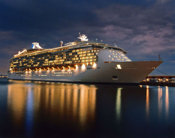 نمای شبانه از کشتی تفریحی قشم با نور شهر در پس زمینه