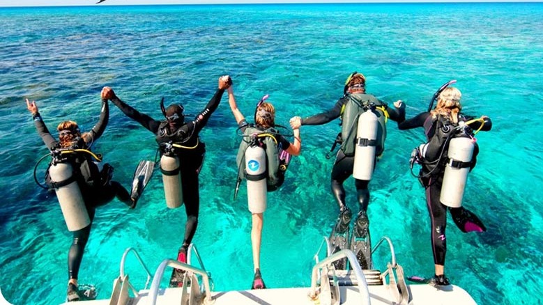 قايق سواري و تورهاي دريايي قشم در خليج فارس