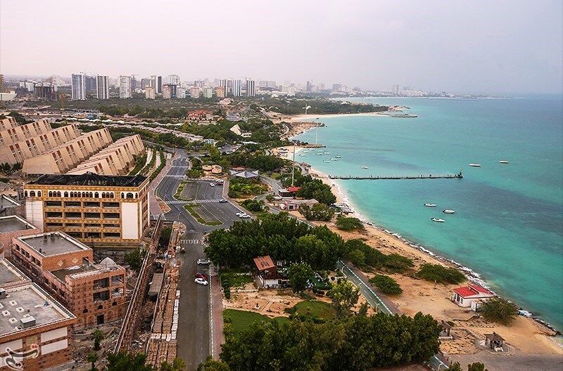 گردشگران در حال استفاده از تفریحات و تخفیف های قشم