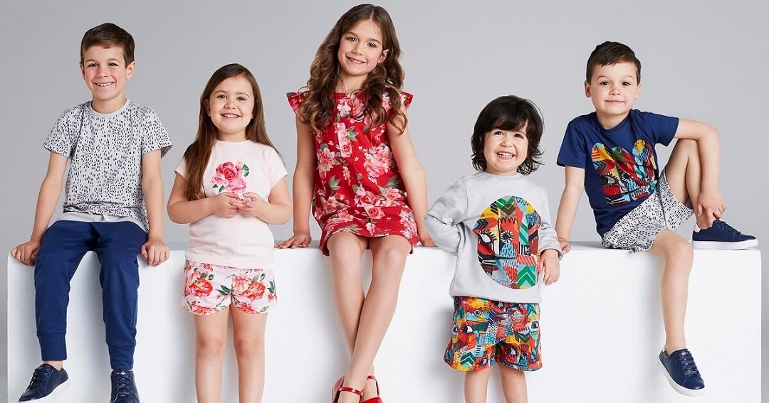 راهروهاي شلوغ يکي از پاساژهاي بازار لباس قشم