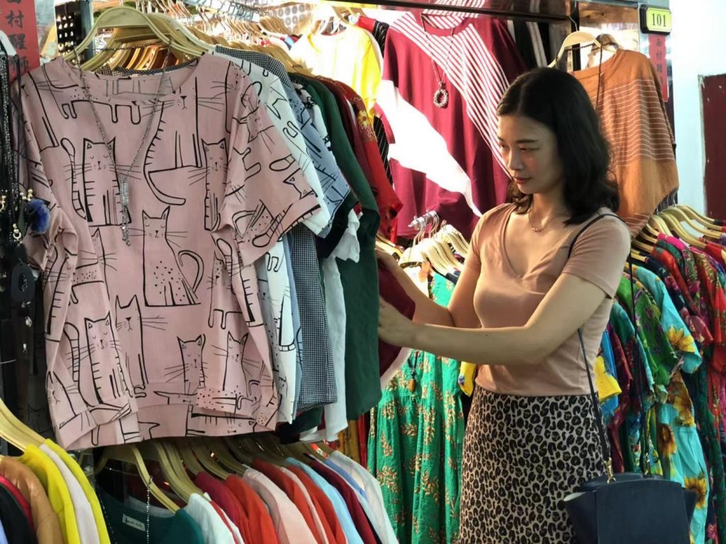 فضاي داخلي يکي از بازارهاي قديمي قشم با مغازه هاي پوشاک