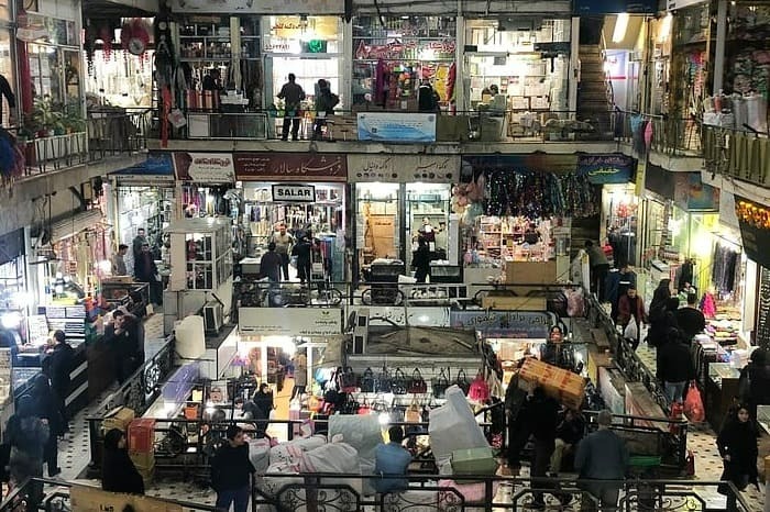 نمايي از مرکز خريد پرديس قشم با مغازه هاي لباس زنانه