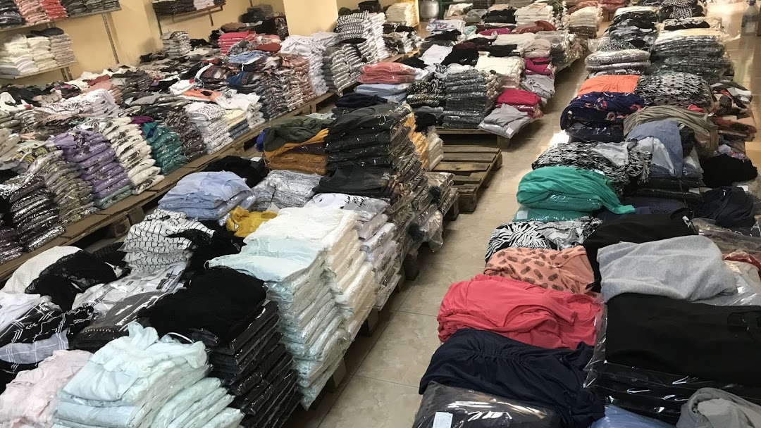 راهروهاي بازار دو دلفين درگهان قشم با مغازه هاي پوشاک