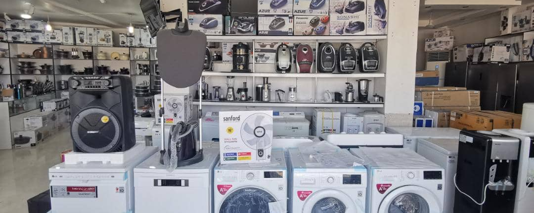 قفسه های پر از لوازم خانگی در بازار گیاهدان قشم