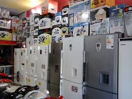 استفاده از موبایل برای مشاهده تخفیف های تخفیفان قشم هنگام خرید لوازم خانگی