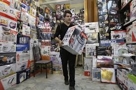 خریدار در حال مقایسه چند مدل لوازم خانگی در بازار گیاهدان قشم