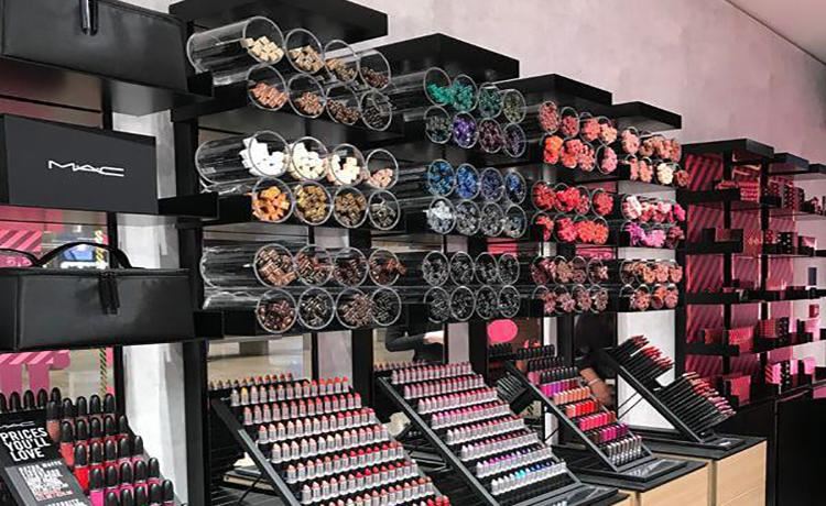 قفسه های پر از لوازم آرایشی در بازار عمده قشم