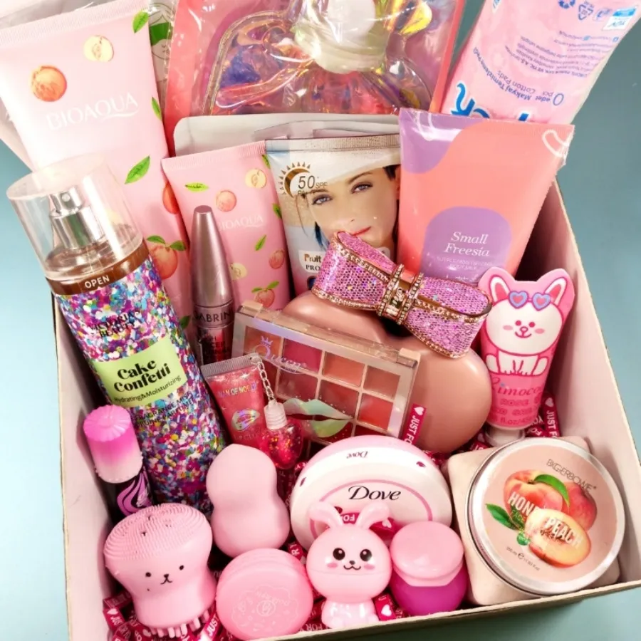 انواع لوازم آرایشی رنگی و پوستی در ویترین عمده