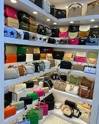 چانه زدن و مقایسه قیمت در بازار عمده کفش و کیف قشم