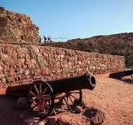 بازديد ايمن از قلعه پرتغالی ها در جزيره هرمز