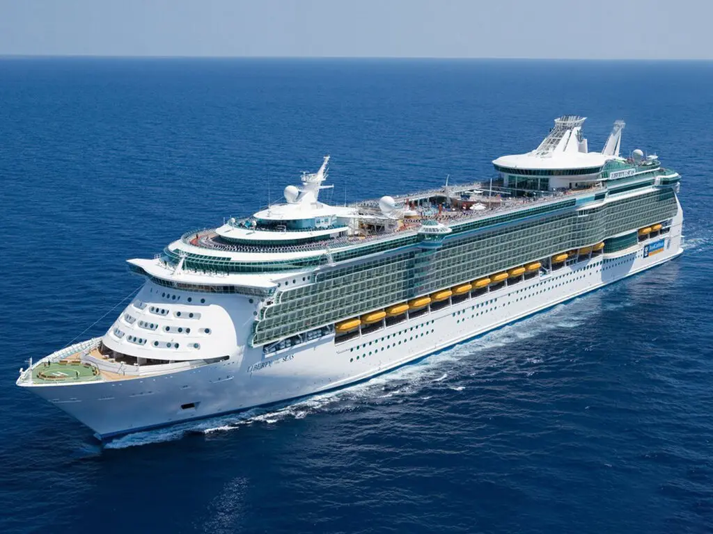 کشتي تفريحي قشم در حال حرکت در شب