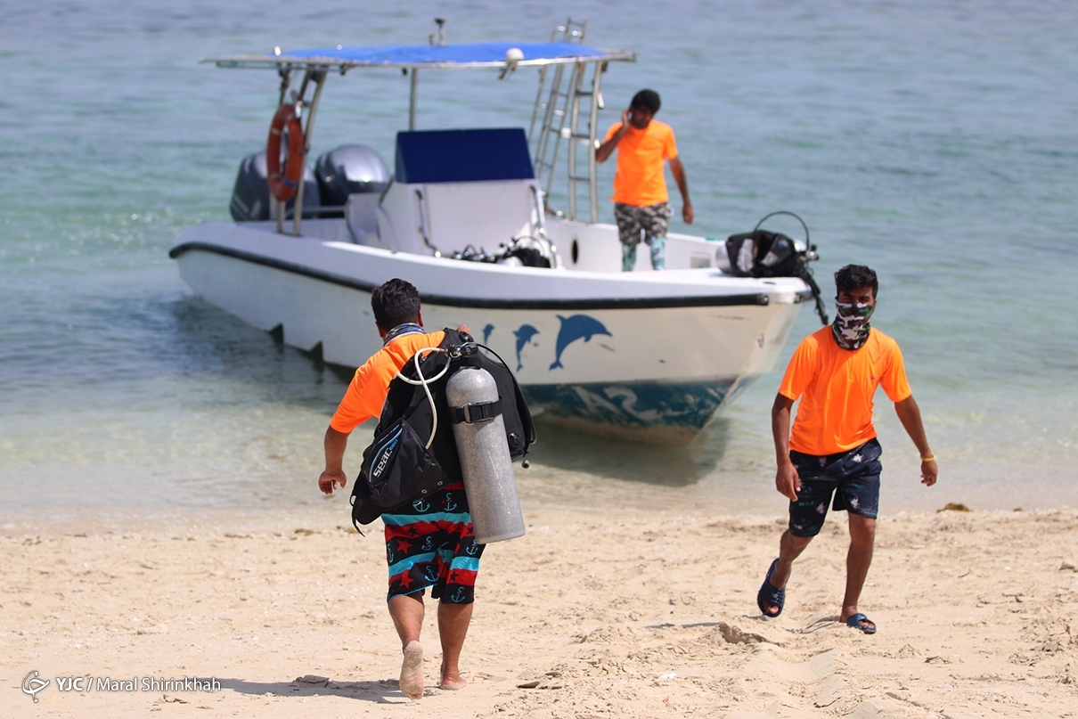 سالن اجراي موسيقي زنده در کشتي تفريحي قشم