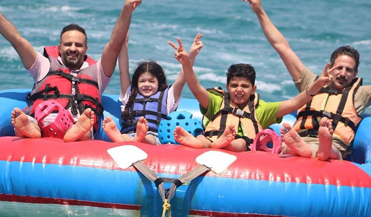 عرشه کشتي تفريحي قشم و منظره خليج فارس