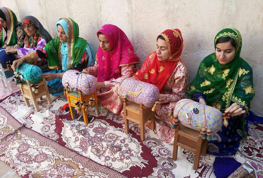 نمونه ای از سوزن دوزی و لباس محلی زنان قشم