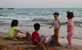 خانواده در ساحل قشم با کودکان