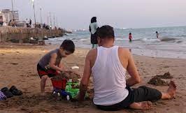 بازی گروهی کودکان در ساحل قشم