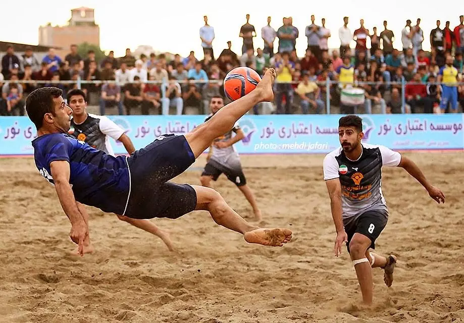 بازي هاي گروهي نوجوانان در ساحل قشم