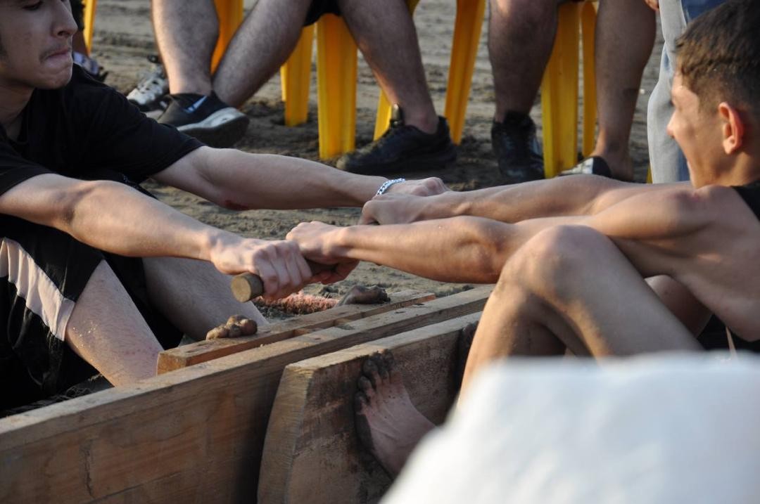 بازي هاي گروهي در ساحل قشم با حضور گردشگران و بومي ها